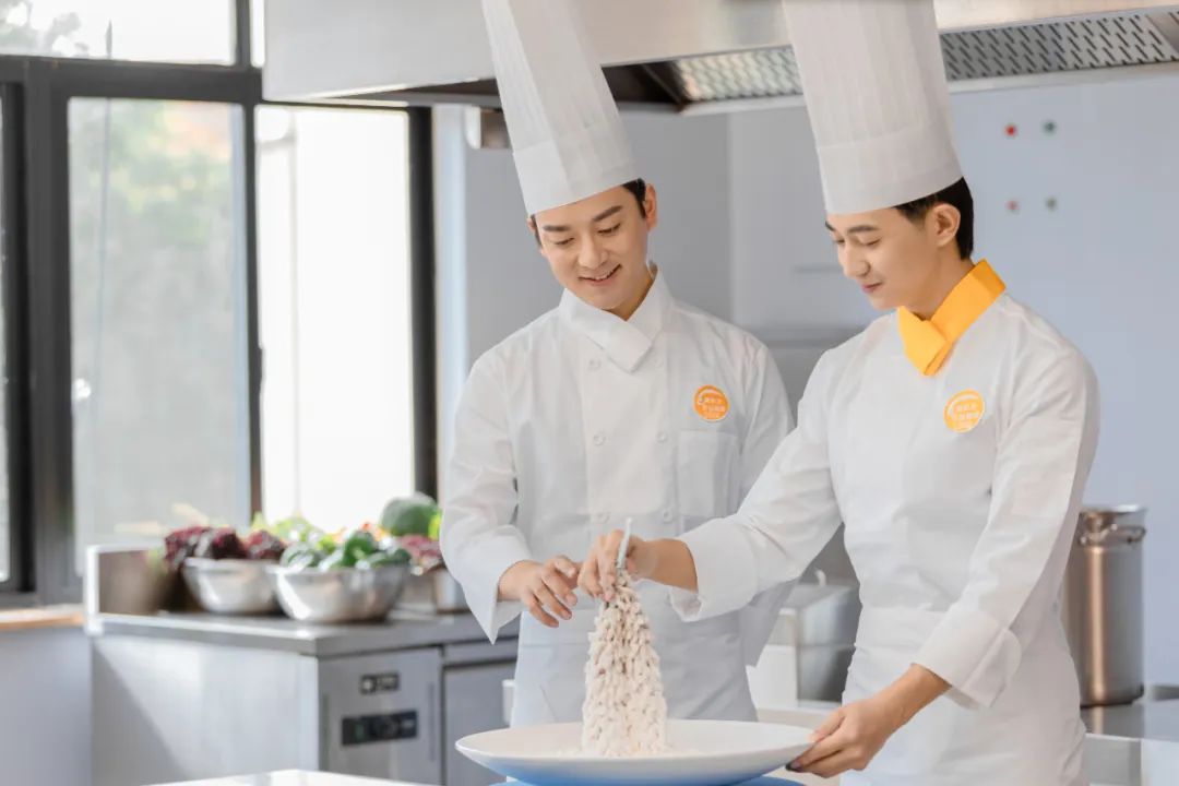 十几岁的男生适合学什么专业，这个专业就业前景好，市场需求大